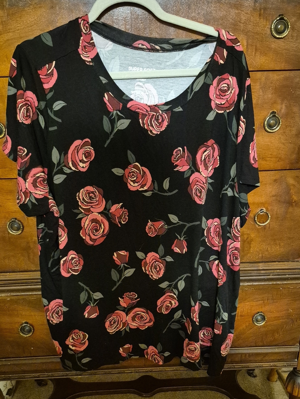 Super SOFT by TORRID size 4 Floral V-Neck Women's Top - Black with Rose Print